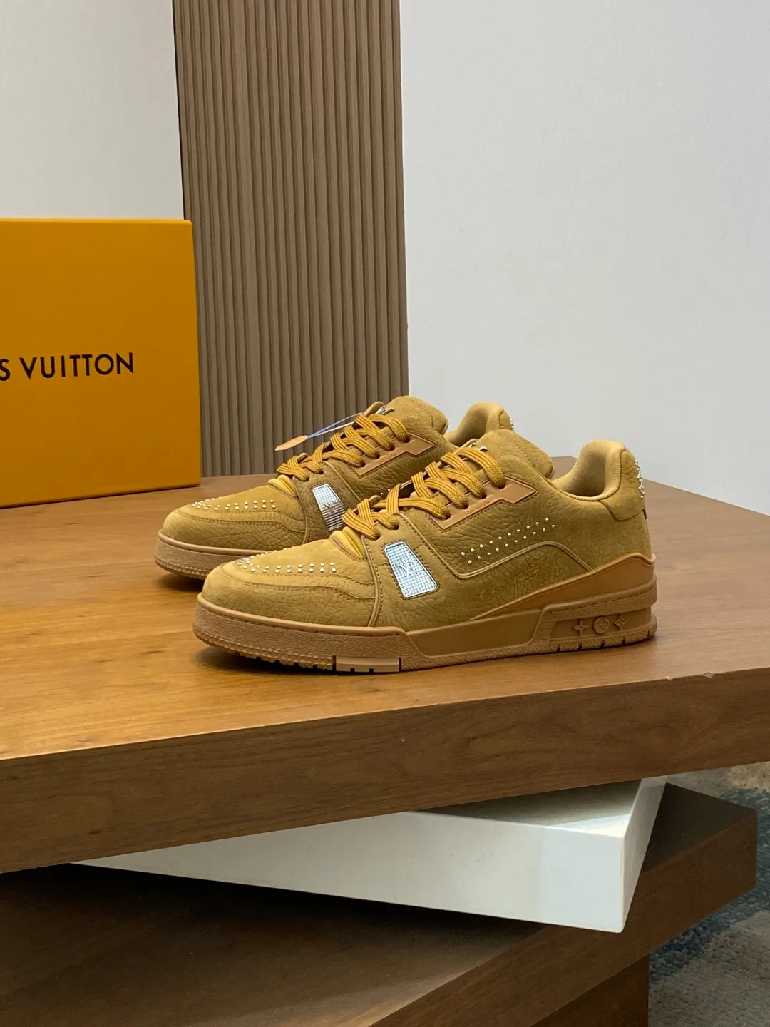 Men's men's shoes 💰820 Lujia New Color Men's 🧍‍♂️trainer sneakers, this LV Trainer sneaker is made of soft grained calfskin, showing pure tones, the #54 logo on the back traces the brand's birth in 1854, the designer's handwritten brand logo embellishes one side, designed by Virgil Abloh himself, a very commemorative sneaker, the new LV Louis Vuitton louis vuitton trainer sneaker low casual sports culture versatile basketball sneakers Size: 35-46 (customized for women 40, men 46)